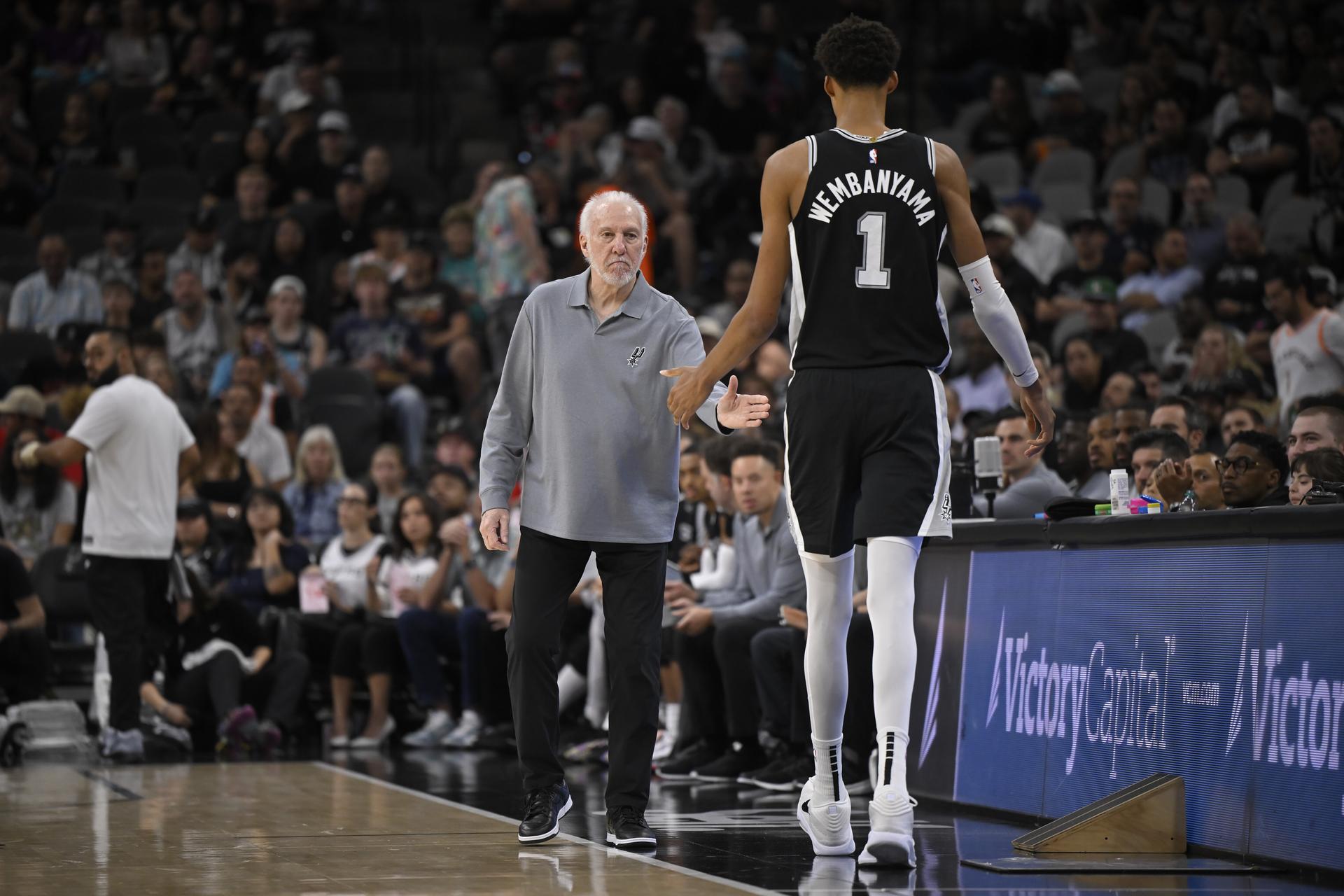 Gregg Popovich a Victor Wembanyama. Zdroj: SITA/AP