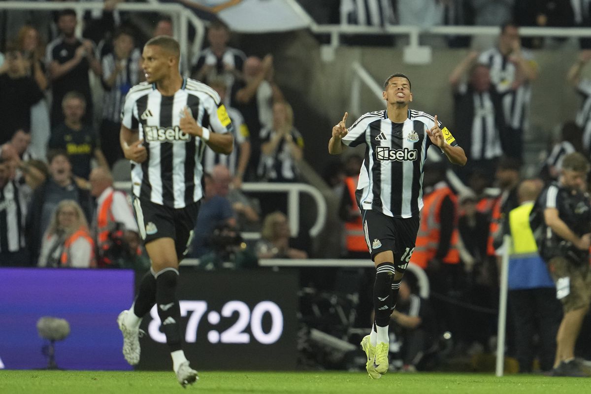 Tréner Newcastlu verí v potenciál svojho útočníka: Môže sa stať kompletným hráčom