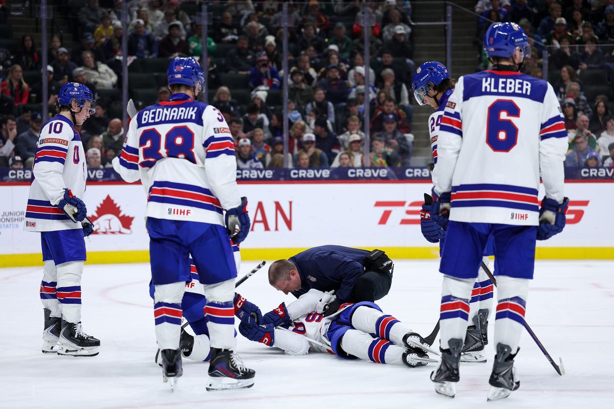 VIDEO Jeho účasť v ďalších zápasoch je ohrozená. Brata spoluhráča Juraja Slafkovského prepustili z nemocnice