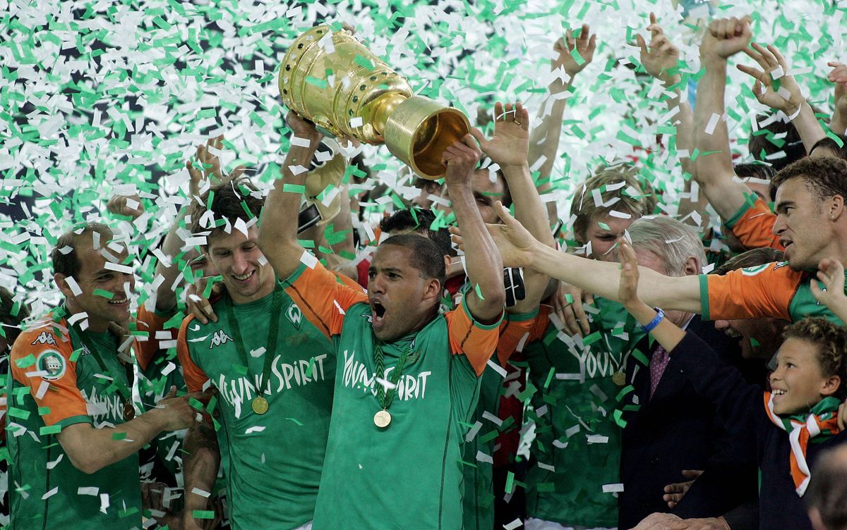 Konečne v správnych rukách! Najlepší strelec Bundesligy sa po 18 rokoch dostal ku svojej trofeji