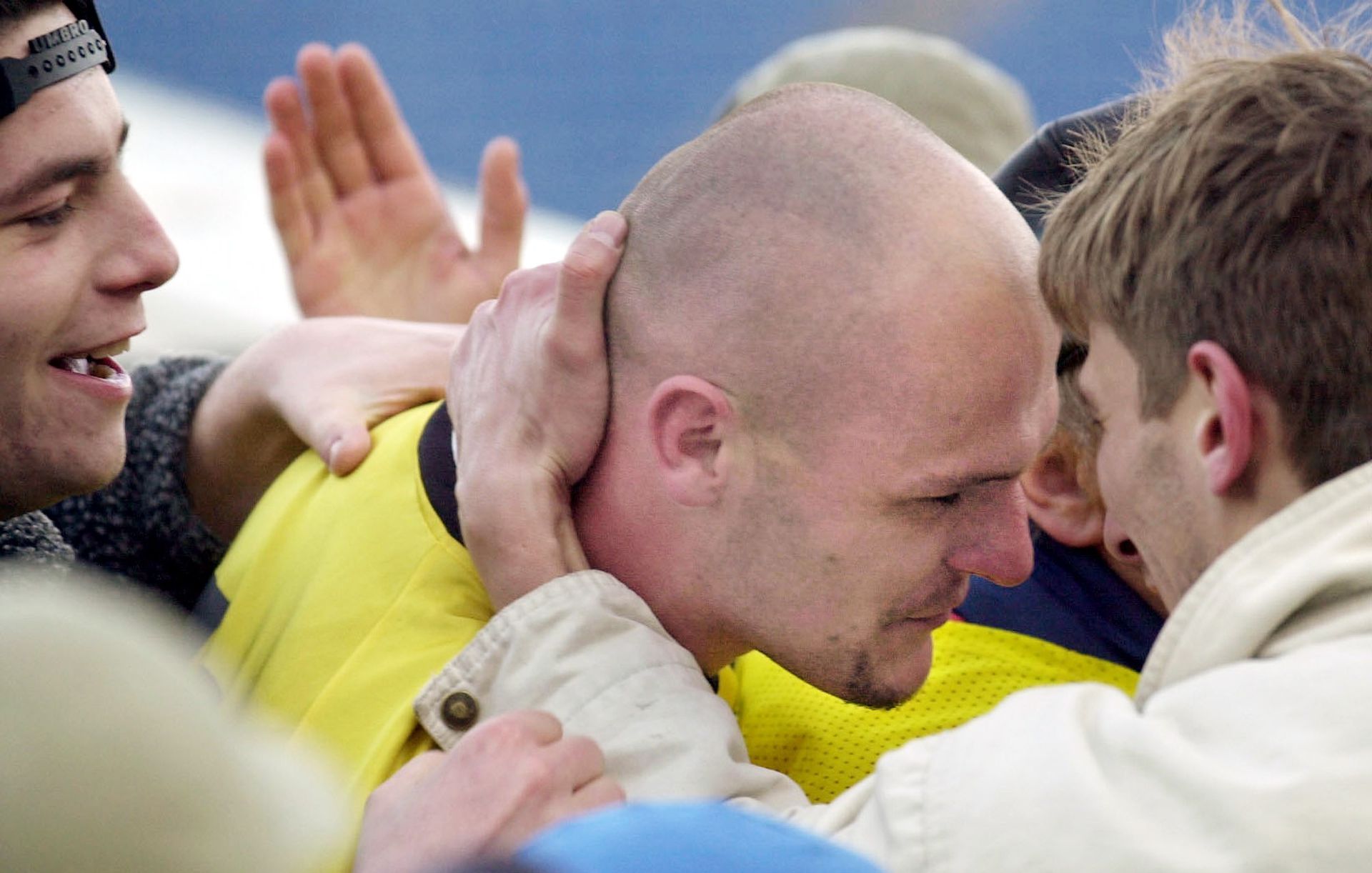 Jiří Kobr v objatí košických fanúšikov. Zdroj: TASR