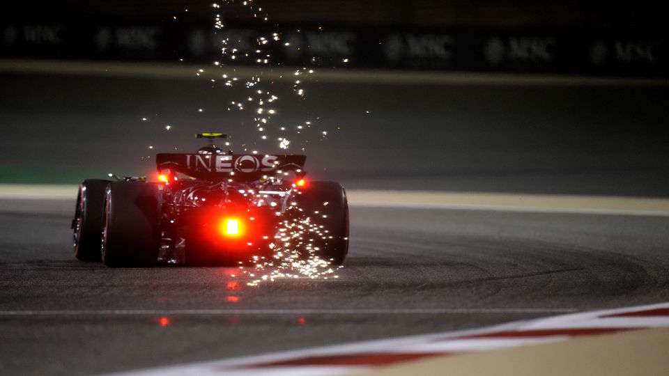 Veľká cena Bahrajnu: Mercedes sa nenechal na tréningu zahanbiť, Verstappen zaostal