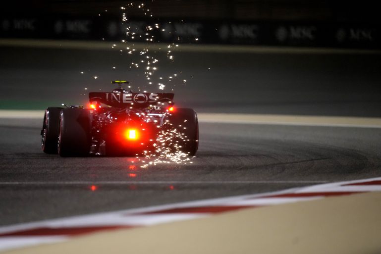 Veľká cena Bahrajnu: Mercedes sa nenechal na tréningu zahanbiť, Verstappen zaostal