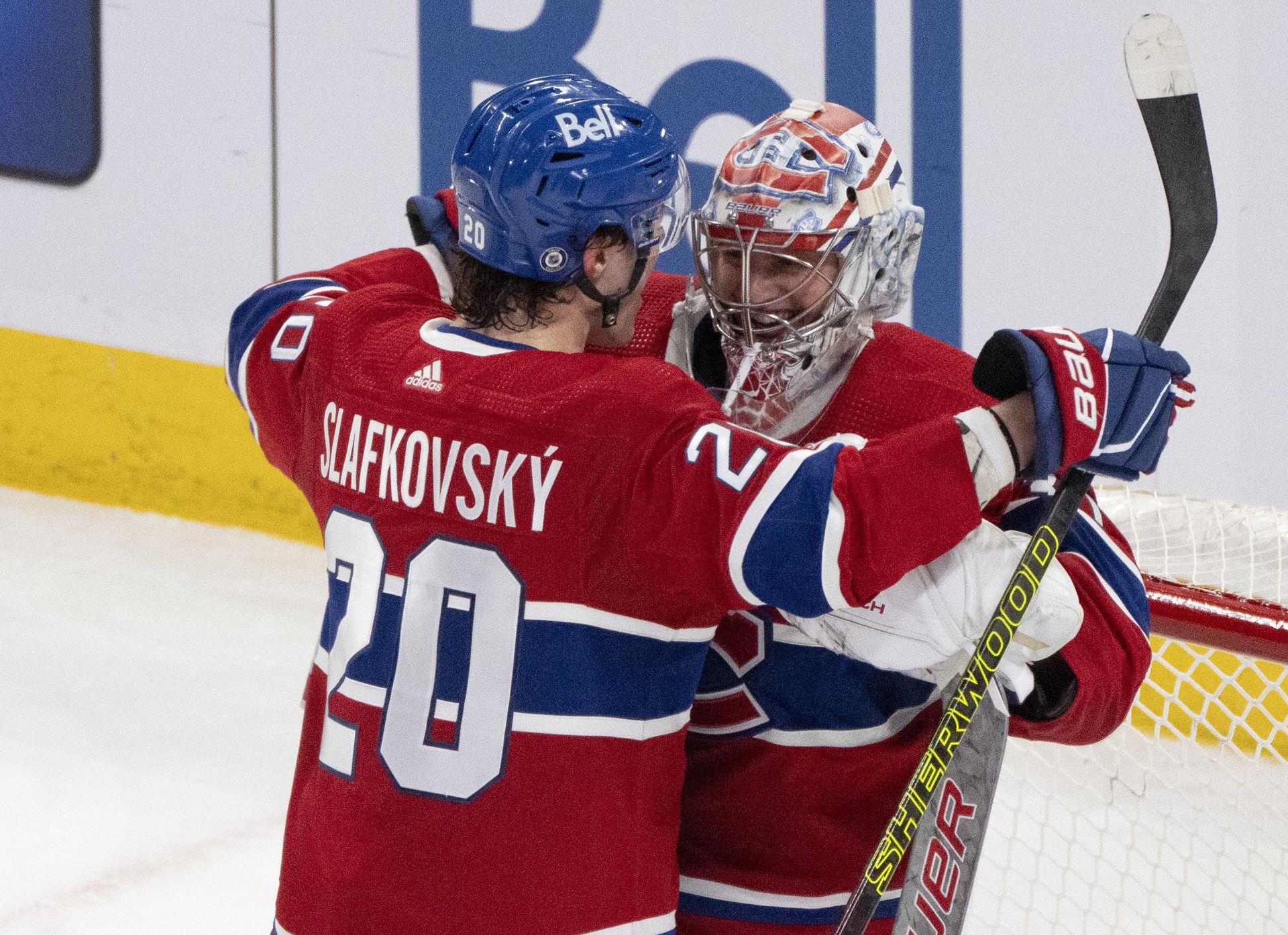Juraj Slafkovský a brankár Montrealu Canadiens Cayden Primeau. Zdroj: SITA/AP