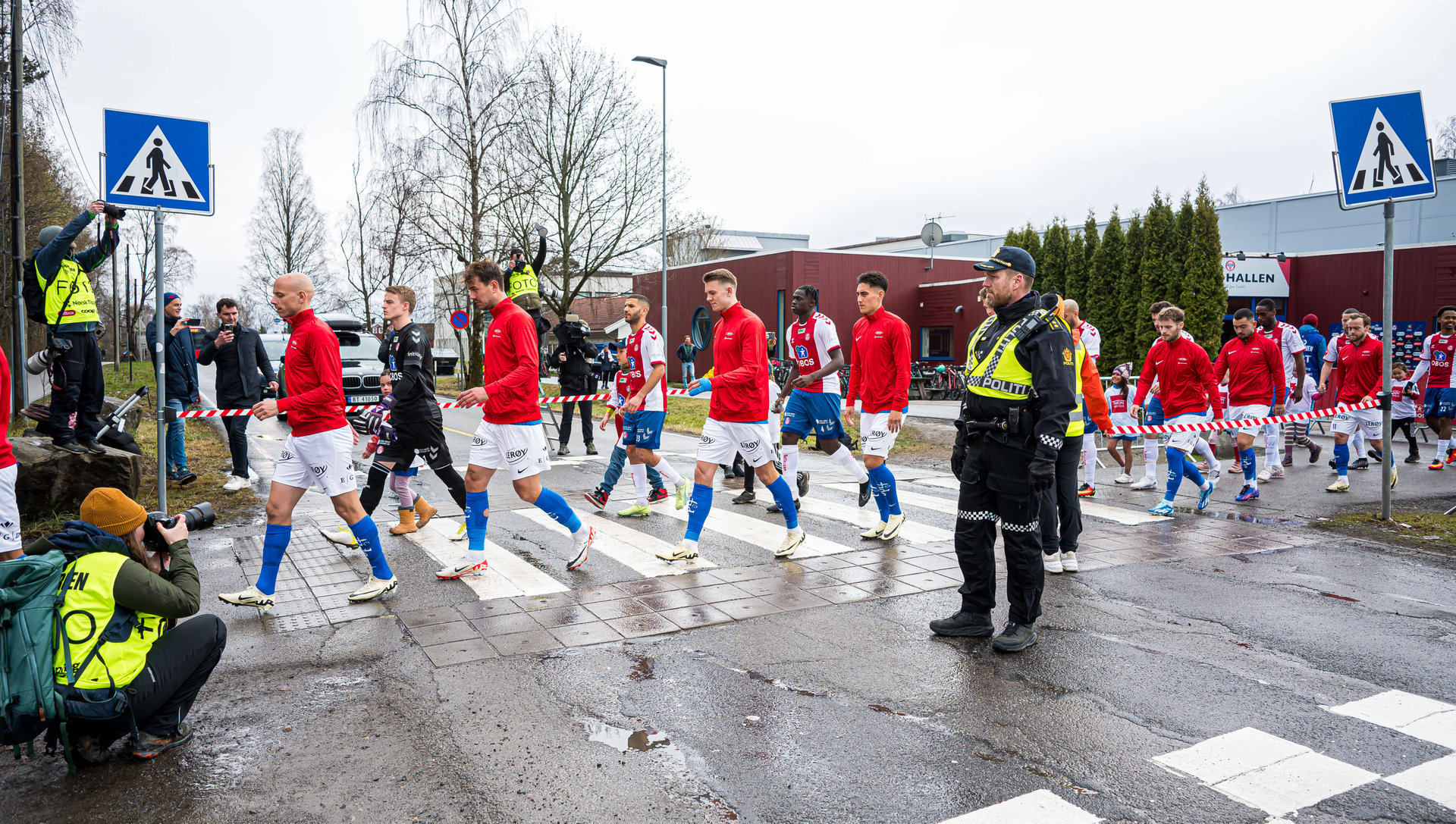 Futbalisti KFUM Oslo prichádzajú na štadión. Zdroj: Imago