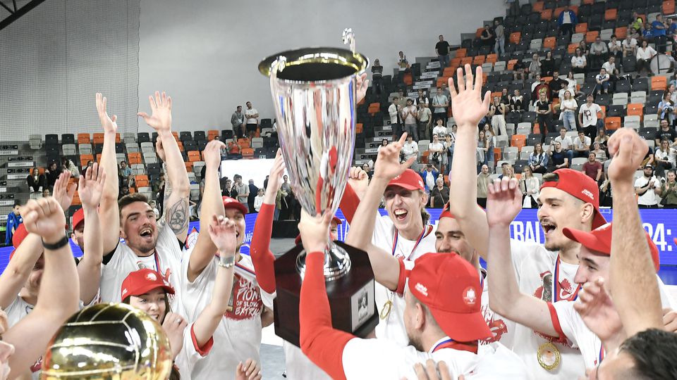 Volejbalisti Komárna oslavujú zisk tretieho slovenského titulu