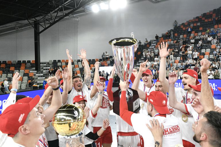 Volejbalisti Komárna oslavujú zisk tretieho slovenského titulu