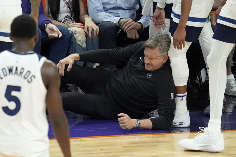 NBA: Vlastný zverenec vážne zranil trénera. Štadión opúšťal na vozíku