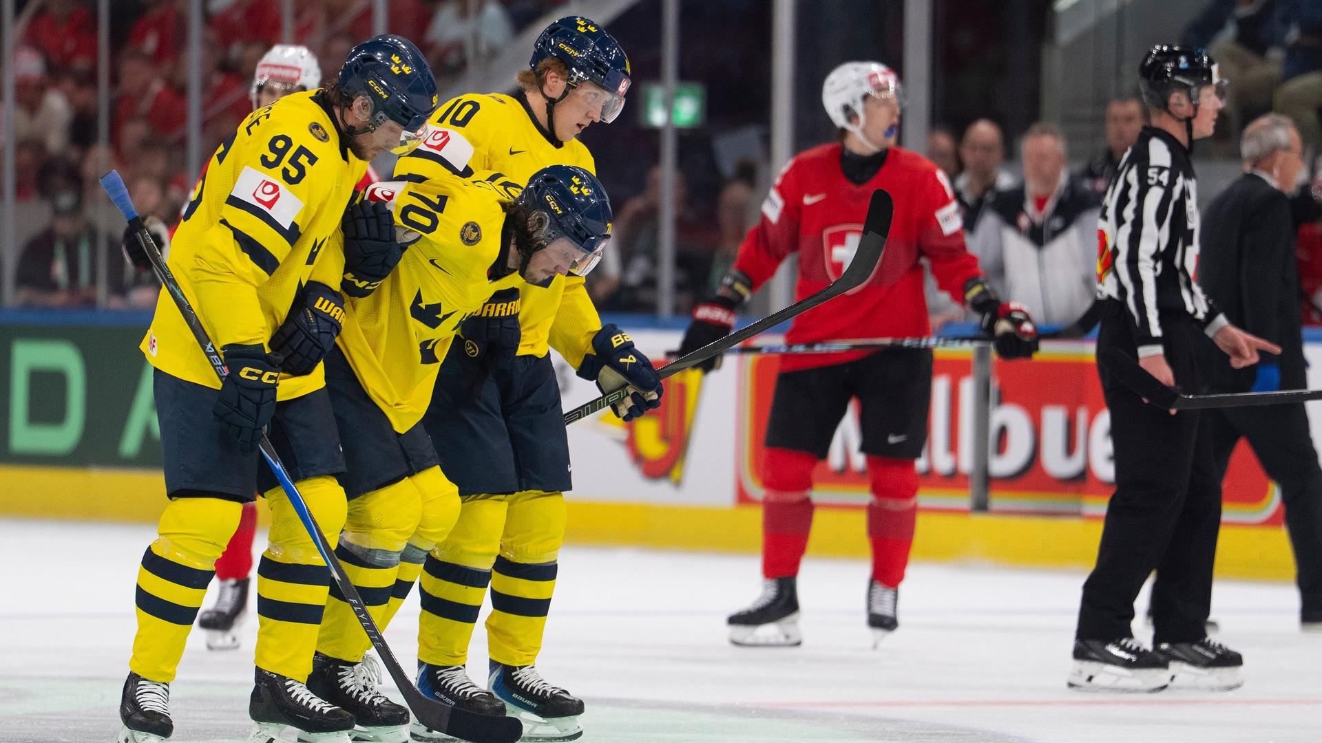 Oskar Sundqvist po tvrdom faule na MS v hokeji 2026. Zdroj: SITA/AP