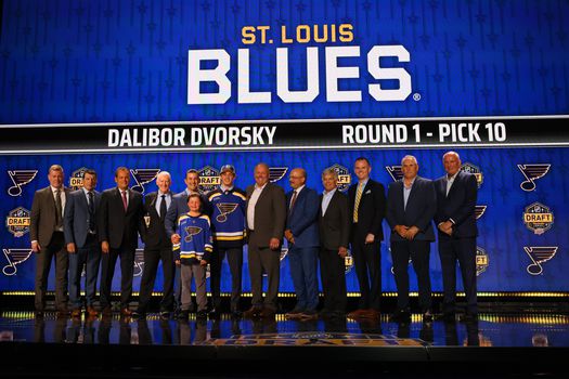 Na NHL si počká zrejme dlhšie ako Slafkovský. Kedy uvidíme Dvorského v drese Blues?
