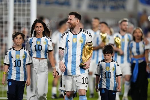 Fotografia Lionela Messiho s manželkou dobýja internet. Má už milióny lajkov