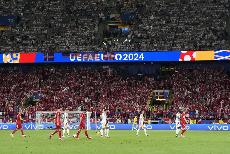 Der Schiedsrichter schickte die Spieler in die Umkleidekabine.  Das Spiel zwischen Deutschland und Dänemark bei der EURO 2024 musste unterbrochen werden