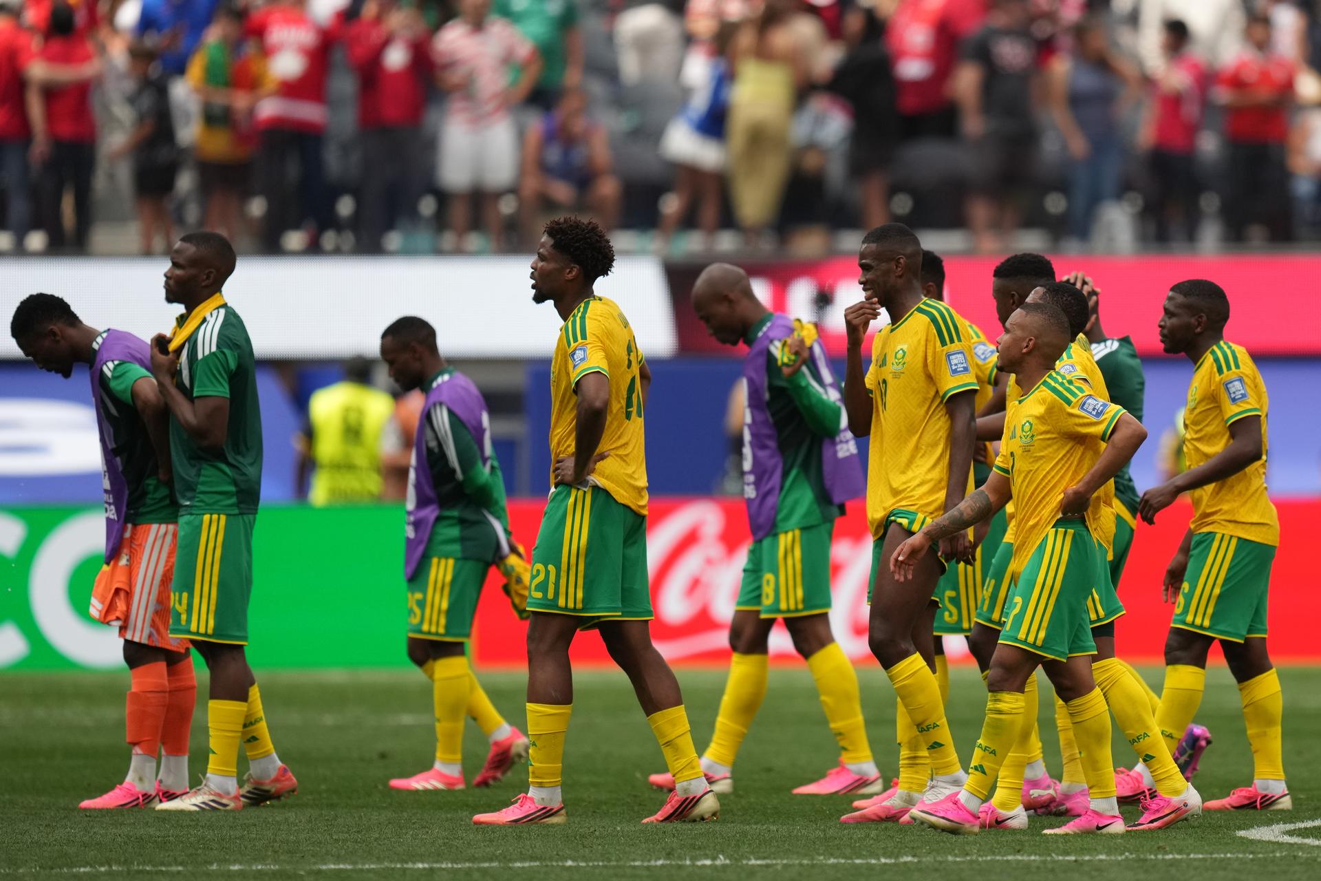 Smutní futbalisti Južnej Afriky po zápase Južná Afrika - Kanada na MS vo futbale 2026, zdroj: SITA/AP