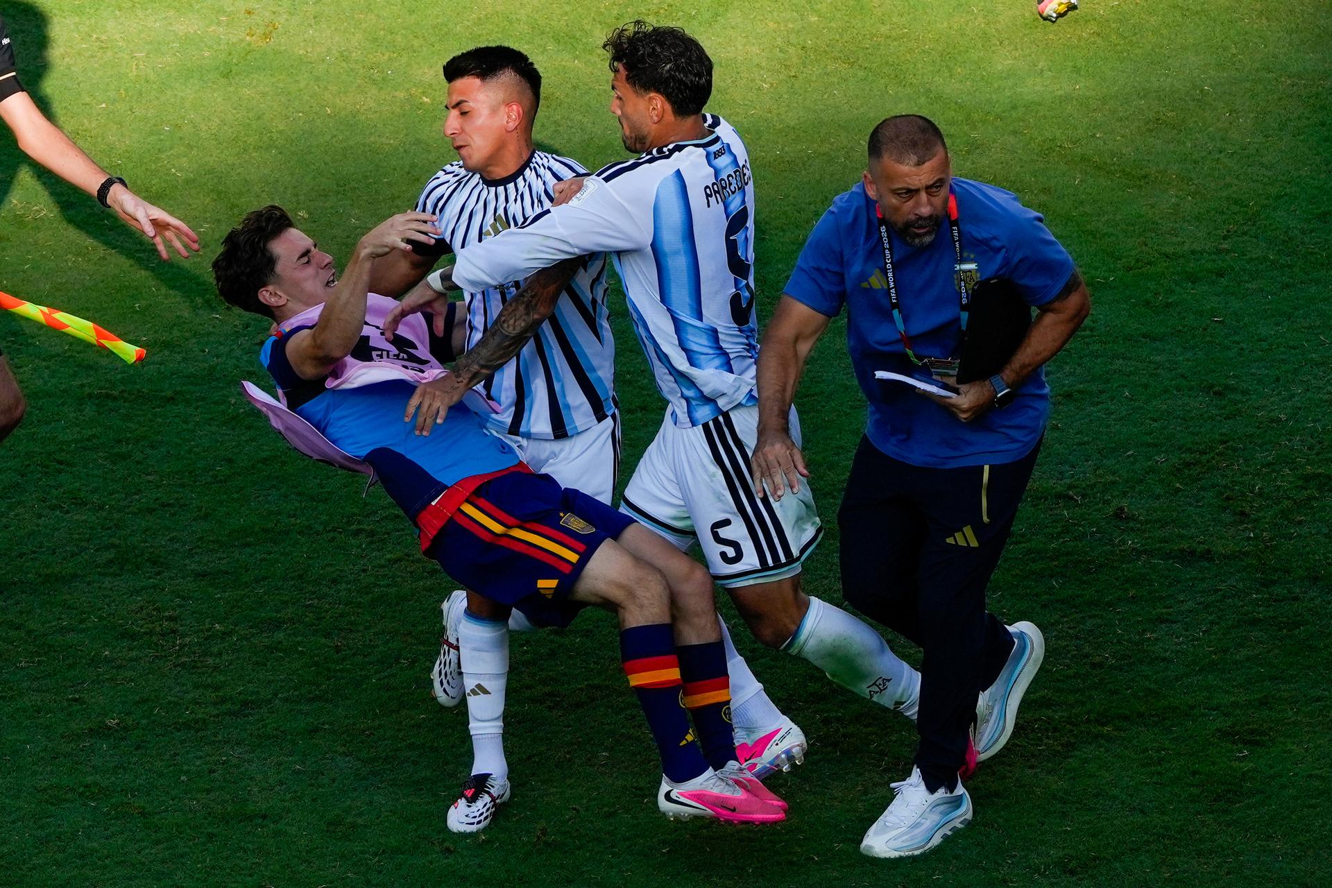 Hráči Argentíny napadli hráča Španielska po finále MS vo futbale 2026: Zdroj: SITA/AP