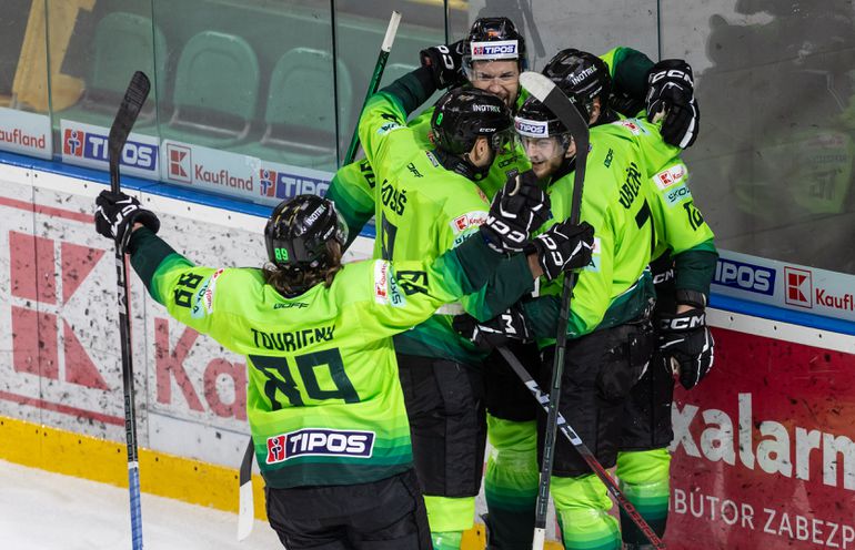 VIDEO You can’t make that up. A Žilina fan threw his cap on the ice after a hat trick and was taken out by Spórs.sk security