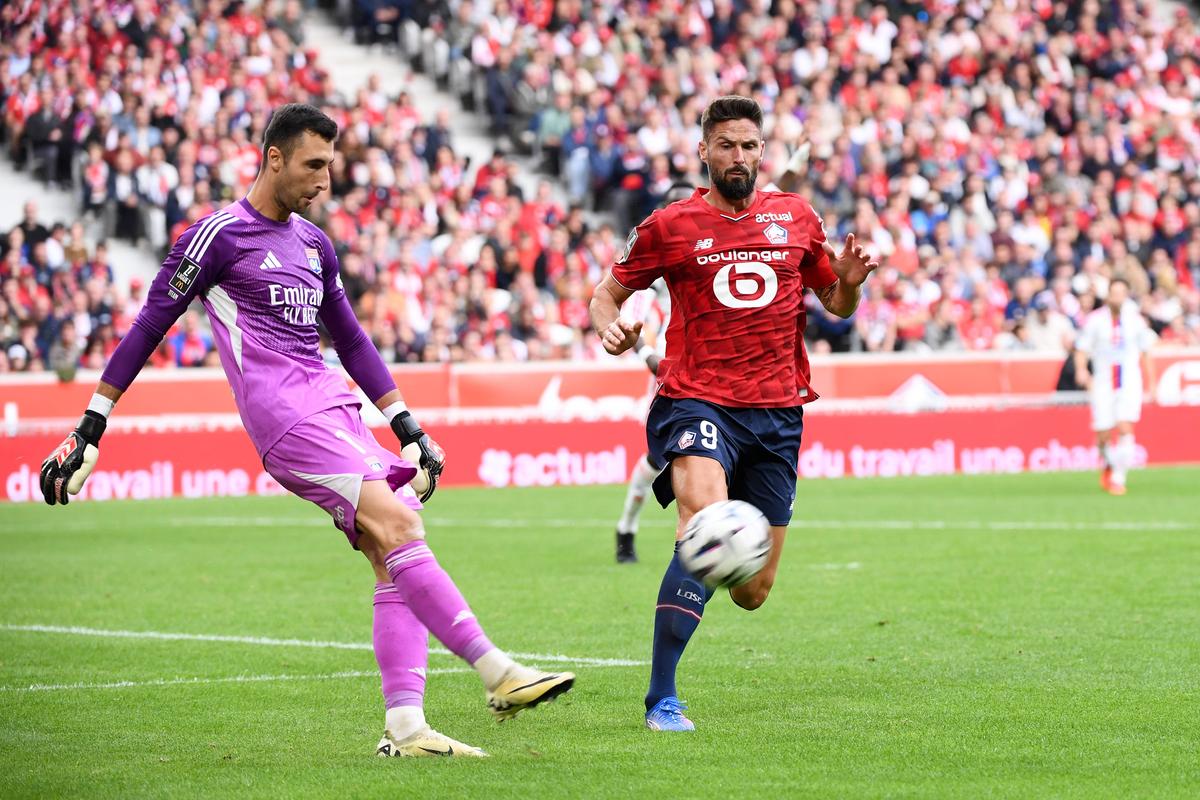 Nestarnúci kanonier Olivier Giroud bude aj v budúcej sezóne strieľať góly v Ligue 1