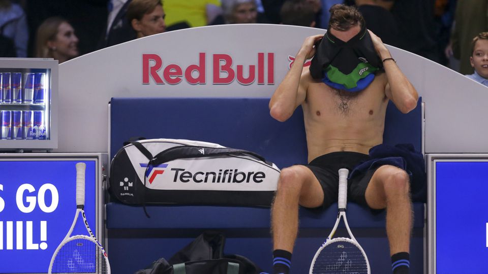 ATP Paríž: Medvedev sa s turnajom prekvapivo lúči, Djokovič si postup postrážil