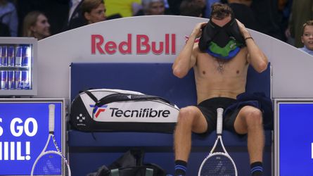 ATP Paríž: Medvedev sa s turnajom prekvapivo lúči, Djokovič si postup postrážil
