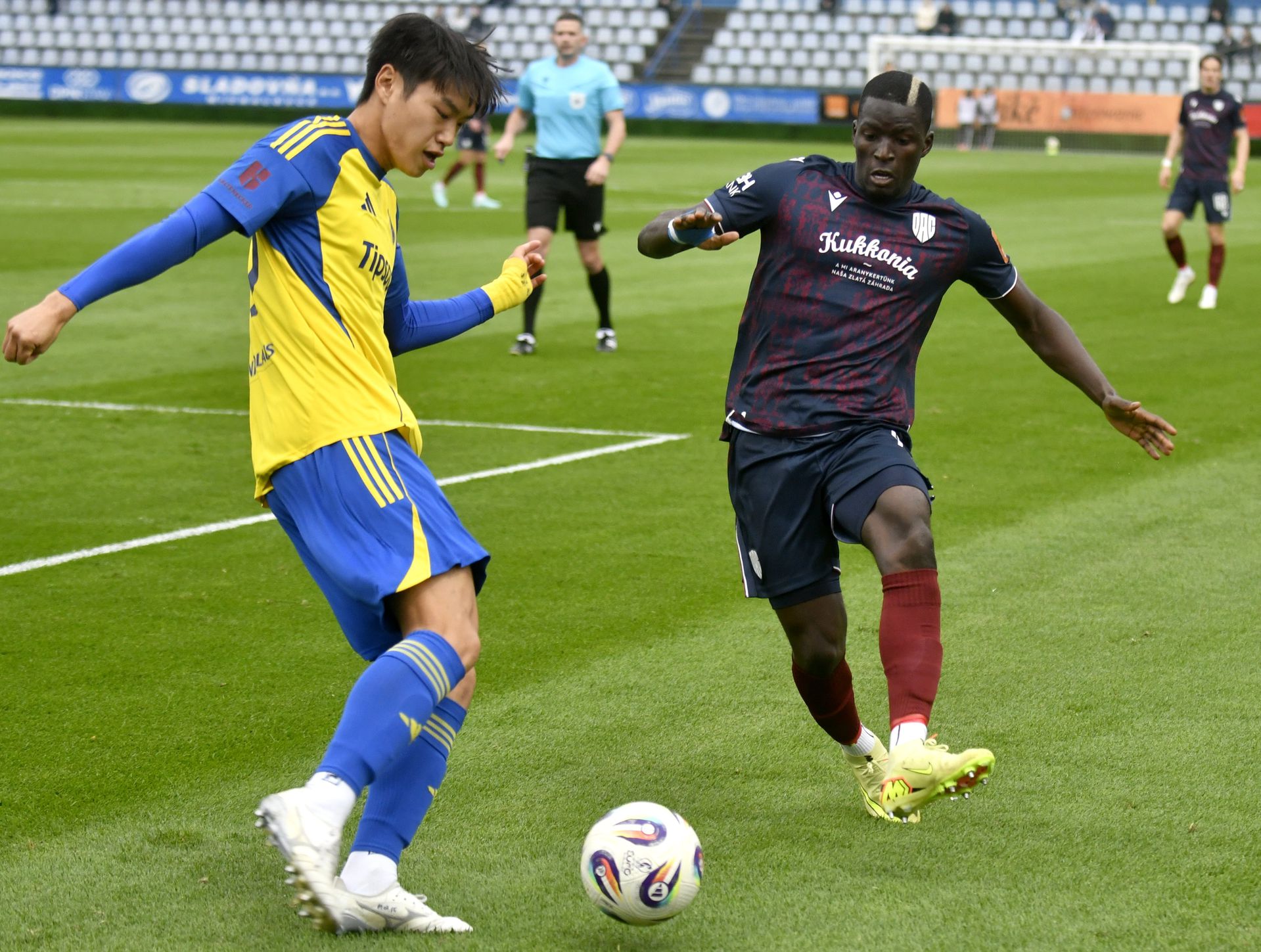 Tae-rang Park (Michalovce) a Alioune Sylla (Dunajská Streda). Zdroj: TASR