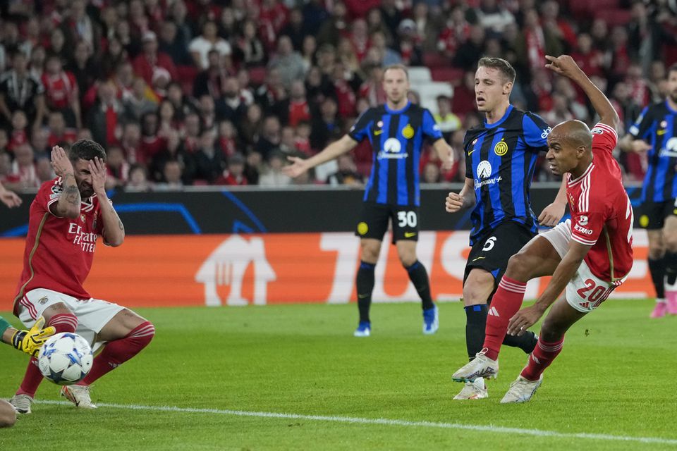 Benfica zahodila šancu na prvé víťazstvo. Inter sa spamätal po katastrofálnom prvom polčase