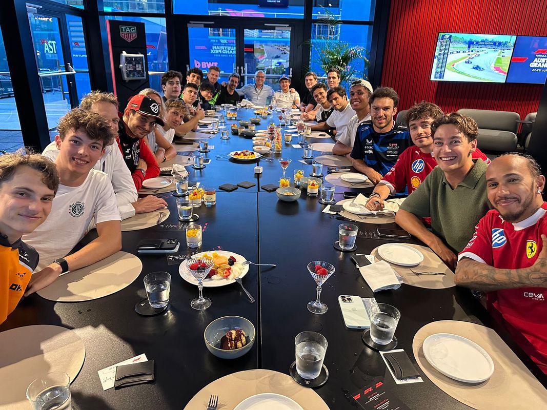 Niekoľkokrát mu naznačili, že je na rade. Prečo Max Verstappen nezaplatil účet za spoločnú večeru?