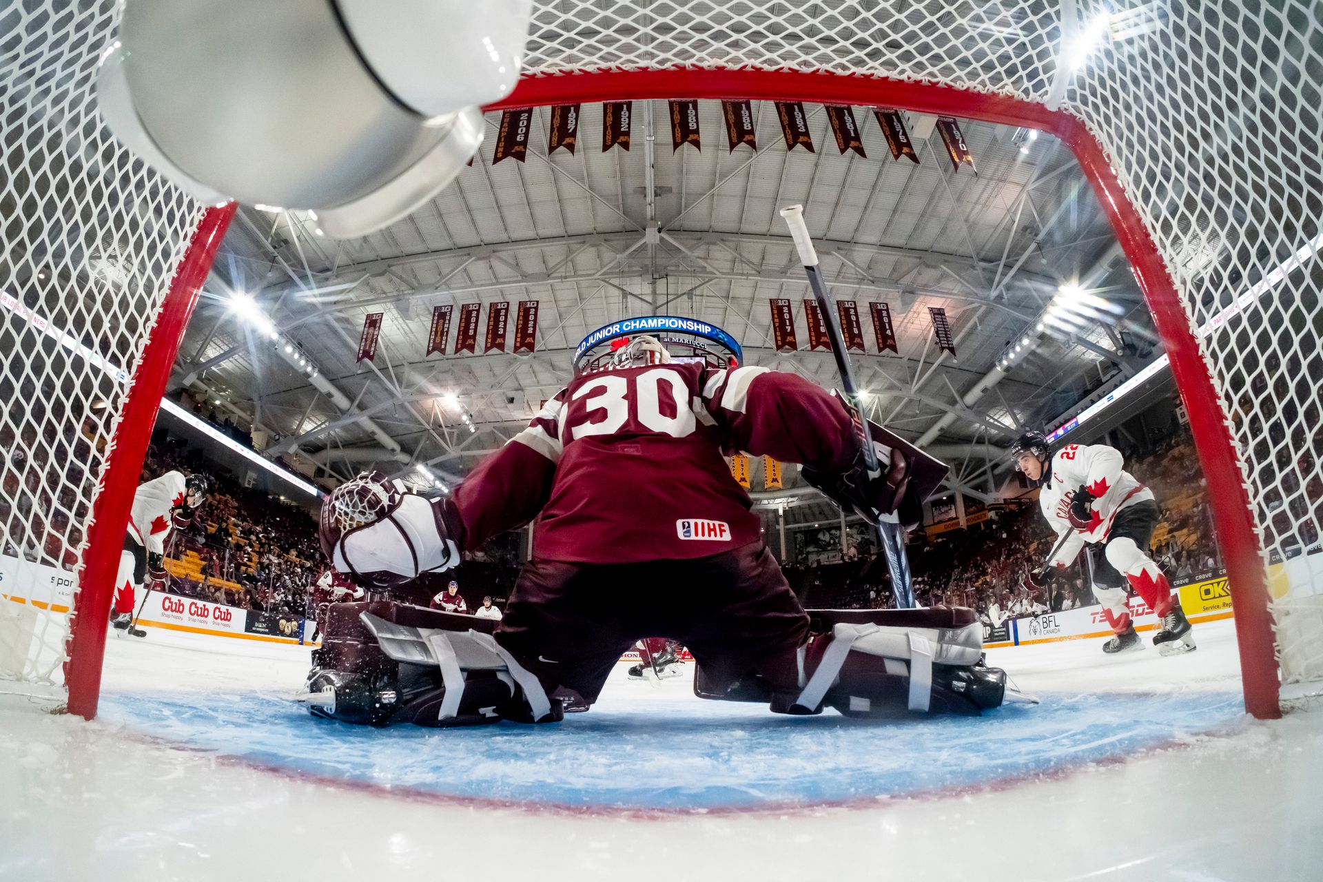 Brankár Lotyšska Nils Maurins na MS v hokeji do 20 rokov 2026.