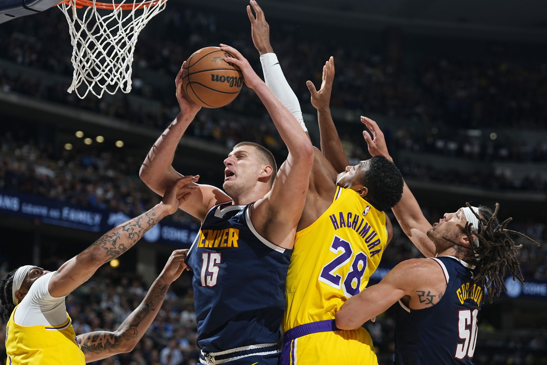 Denver Nuggets - LA Lakers. Zdroj: SITA/AP