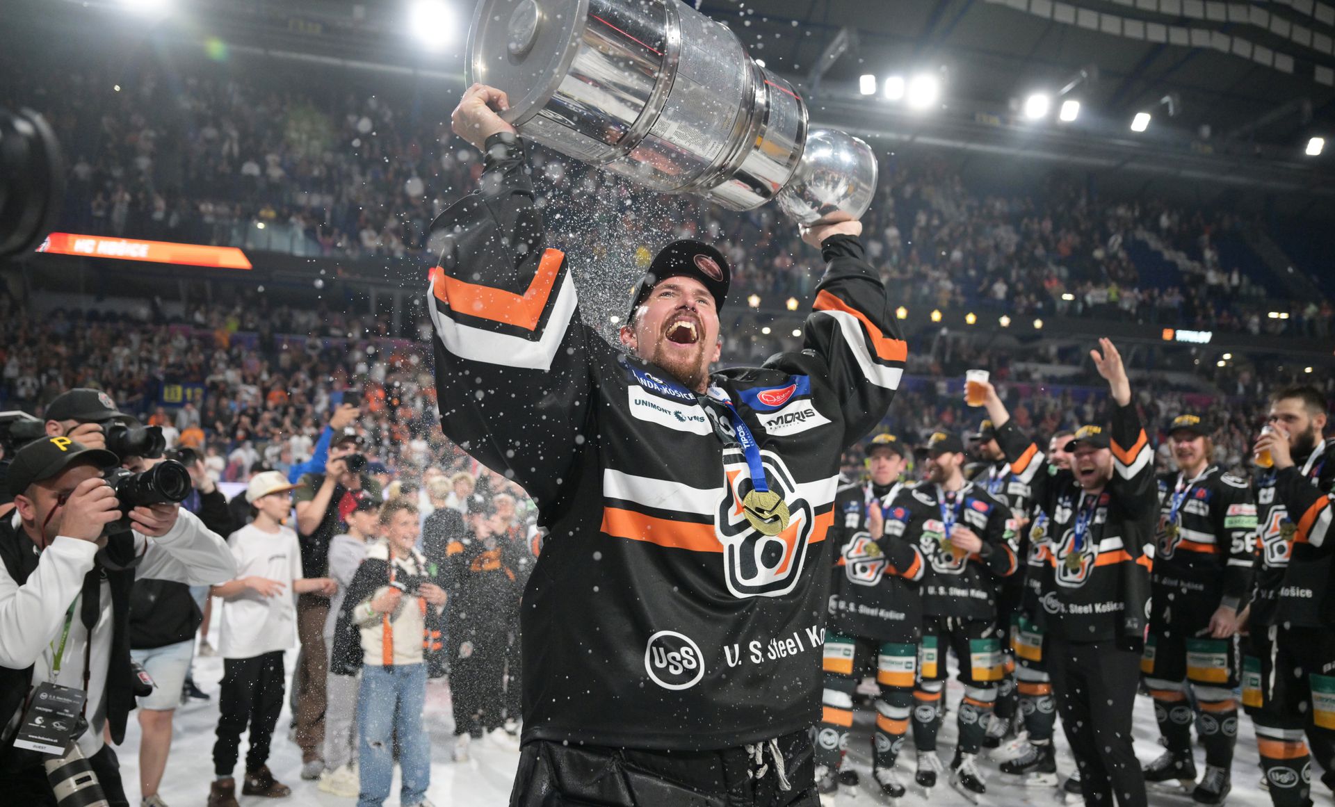 Jaroslav Janus s majstrovskou trofejou. Zdroj: TASR
