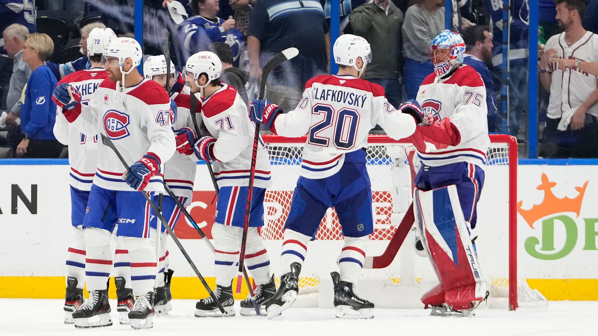 Juraj Slafkovský so spoluhráčmi oslavujú víťazstvo. FOTO SITA