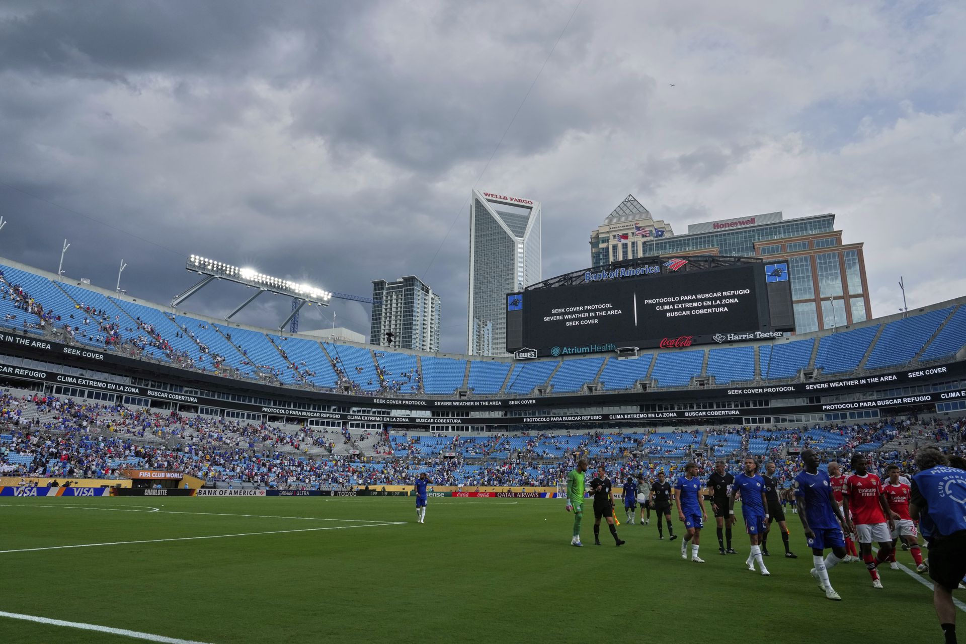 Hráči Chelsea a Benficy schádzajú z ihriska počas prerušeného zápasu v Charlotte. Zdroj: SITA/AP