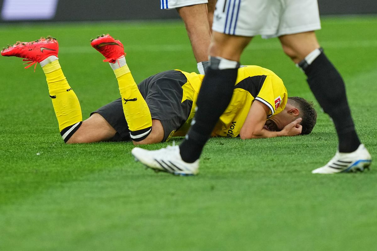 VIDEO Vysnívaný debut sa zmenil na nočnú moru. Posila Dortmundu počula prasknutie a zrejme si zničila koleno