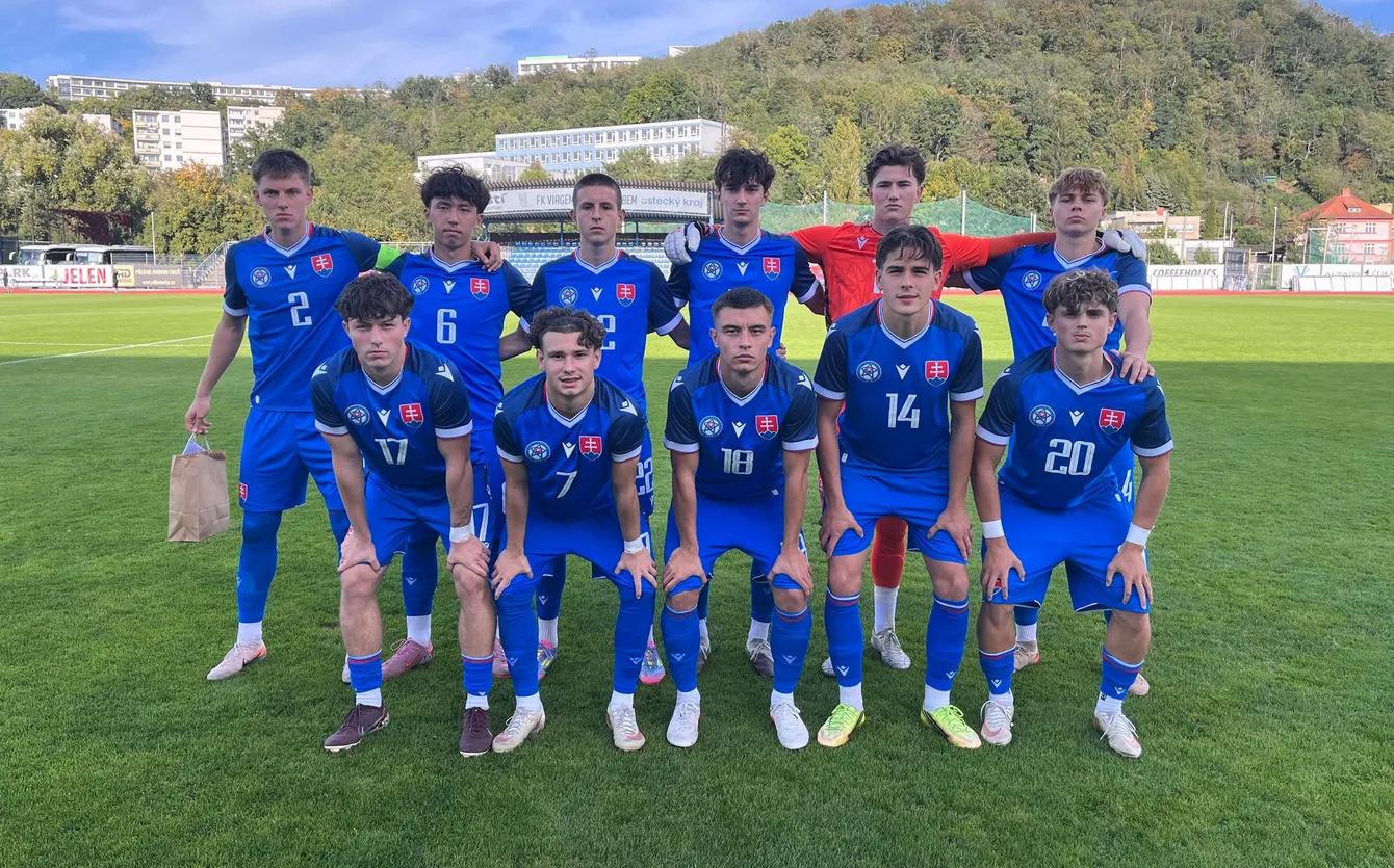 Slovenská futbalová reprezentácia do 18 rokov pred zápasom na Turnaji V. Ježka s domácim Českom (Ústí nad Labem, 30.9.2026).
zdroj: SFZ