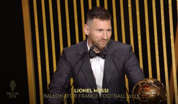 Malý muž, ktorý prekonal sám seba. Lionel Messi dvihol ôsmu Zlatú loptu. Zmestí sa mu do vitríny?