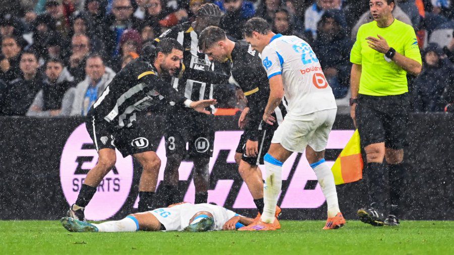 VIDEO Vo Franczúsku tuhla krv v žilách! Hráč Marseille skolaboval v zápase proti Angers
