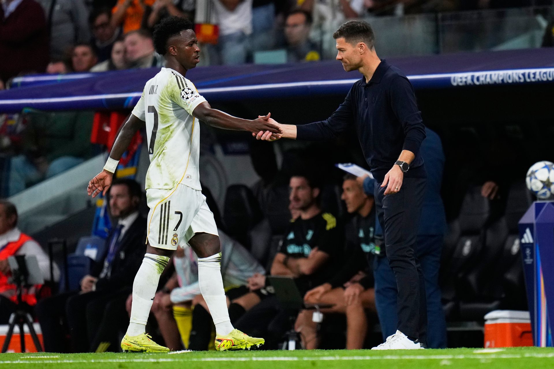 Vinícius Junior a Xabi Alonso. Zdroj: SITA/AP