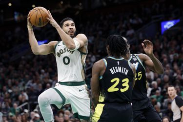 NBA: Tatum potiahol Boston k víťazstvu, Curryho 37 bodov položilo Philadelphiu