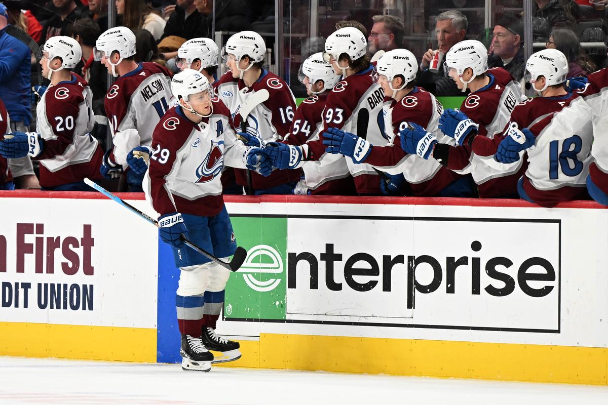 MacKinnon režíroval debakel Detroitu. Kings bodovali aj na východe
