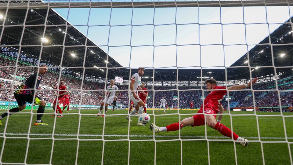 1. FC Kolín obral o body Augsburg, Stuttgart nevyužil šancu dotiahnuť sa na Bayern