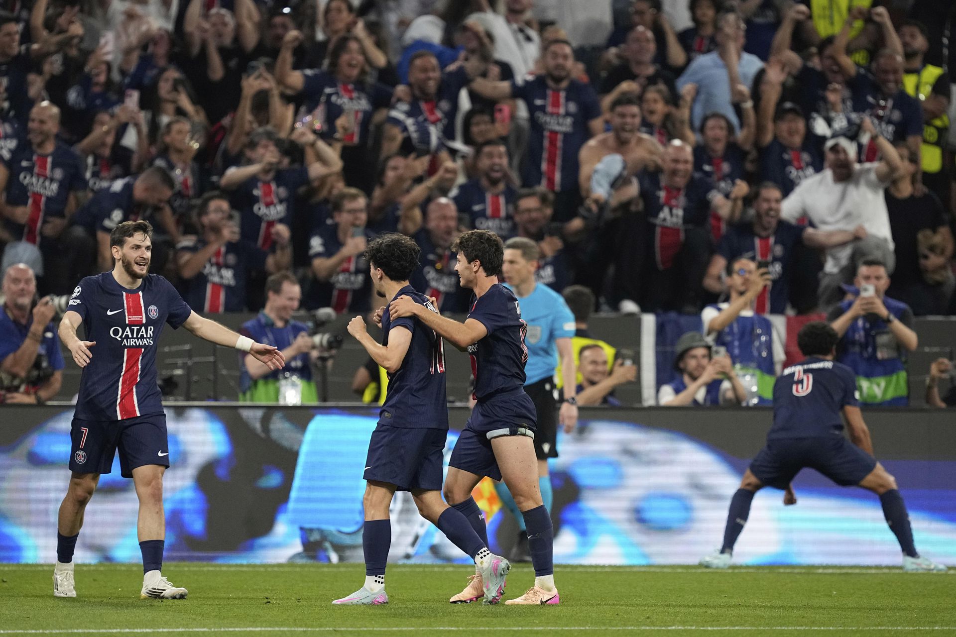 PSG oslavuje historický triumf v LM. Zdroj: SITA/AP