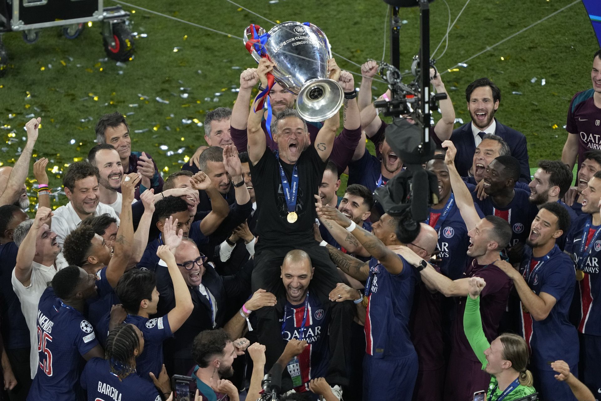 PSG oslavuje historický triumf v LM. Zdroj: SITA/AP