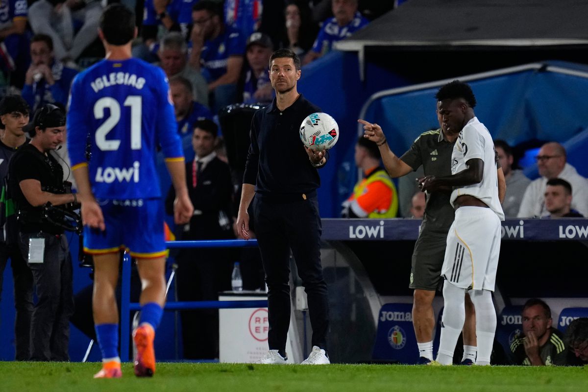 Xabi Alonso reagoval na slová Viníciusa. Čo sa dialo v zákulisí a môže hráč očakávať trest?