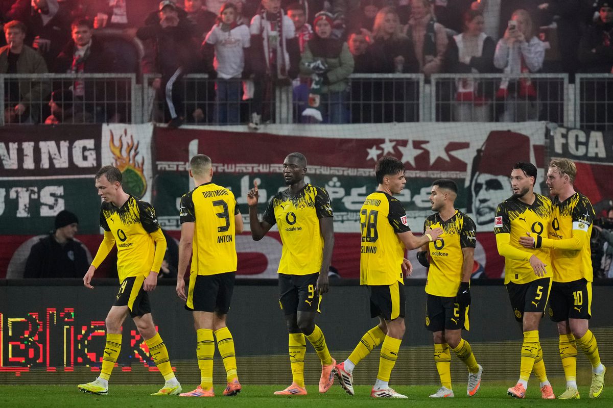 Borussia Dortmund zvládla náročný výjazd do Augsburgu, strelecky sa vytrápila