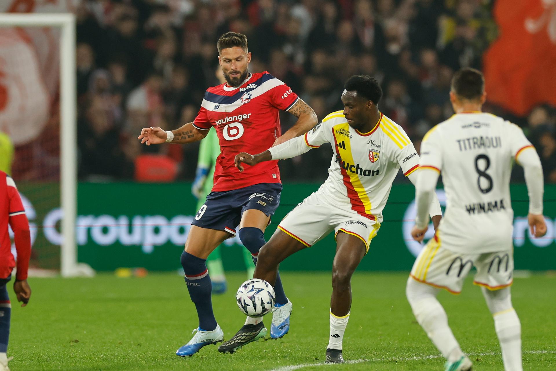 Olivier Giroud v drese Lille OSC (v červenom). Zdroj: SITA/AP