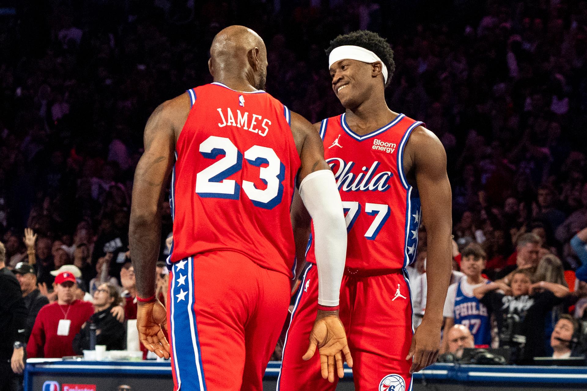 LeBron James a V. J. Edgecombe v drese Philadelphie. Zdroj: SITA/AP