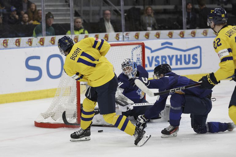 MS v hokeji U20: Fíni obrali Švédov o stopercentnú bilanciu. Severské derby rozhodli až nájazdy