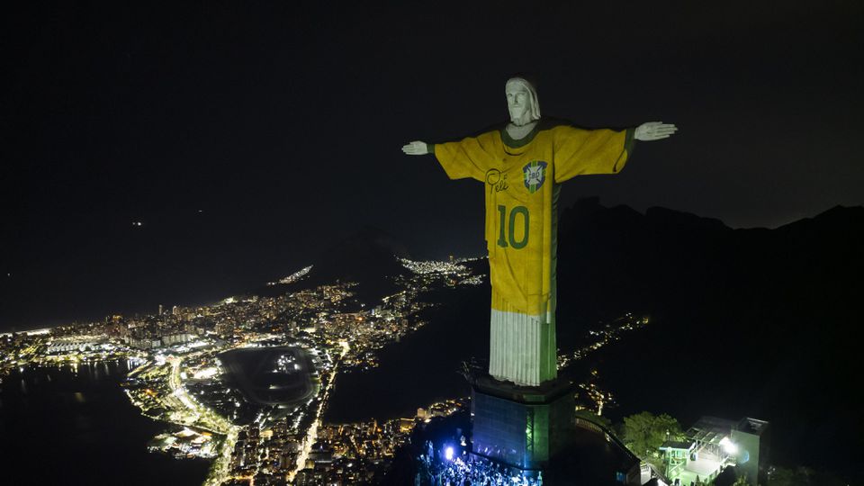 Jeho odkaz bude žiť navždy. Brazílčania obliekli sochu Krista do dresu Pelého
