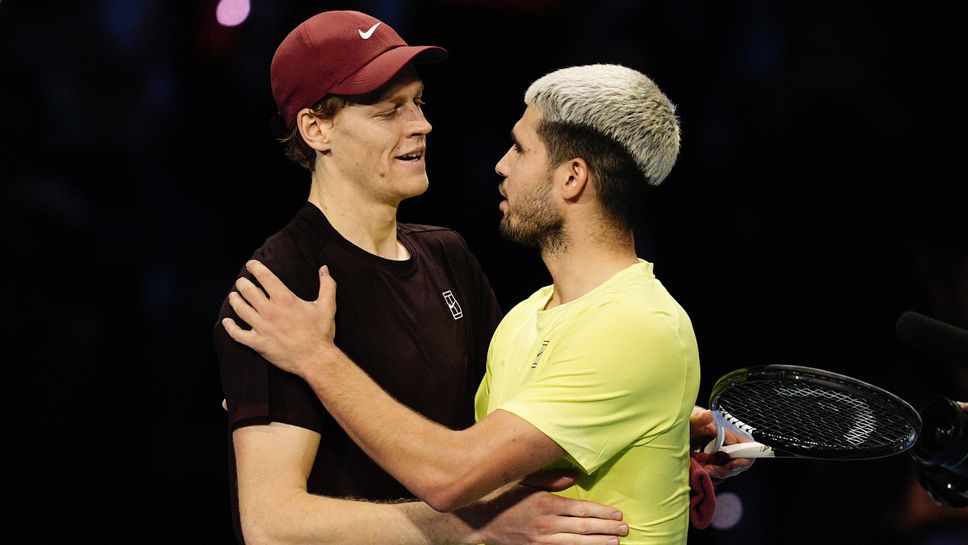 Карлос Алкарас и Яник Синер карат тенис топката да се