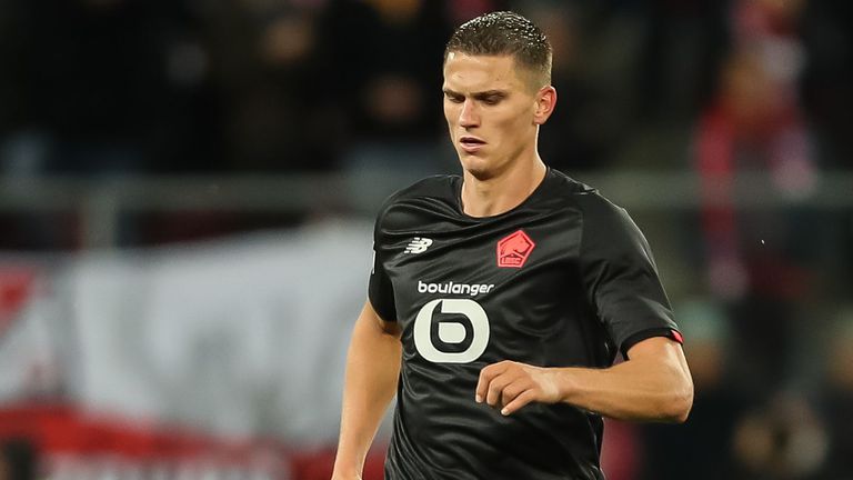  Защитник на Лил призна за предложения от Милан и Нюкасъл 