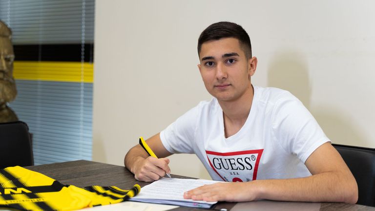 Ботев Пловдив подписа първи професионален договор с юношата Монир Ал