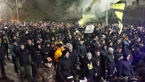  Много почитатели на Ботев блокираха основни булеварди в Пловдив (снимки+видео) 